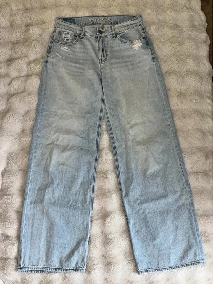 American Eagle Light Wash Jeans – Size 2