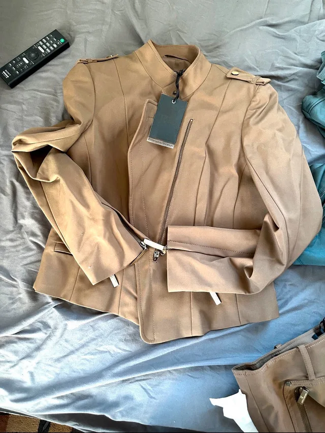 Femme skirt and jacket image indicator(3)