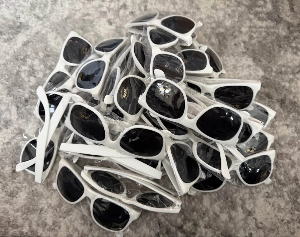 Lot of 26 Brand New Plastic Generic Sunglasses - photo 2