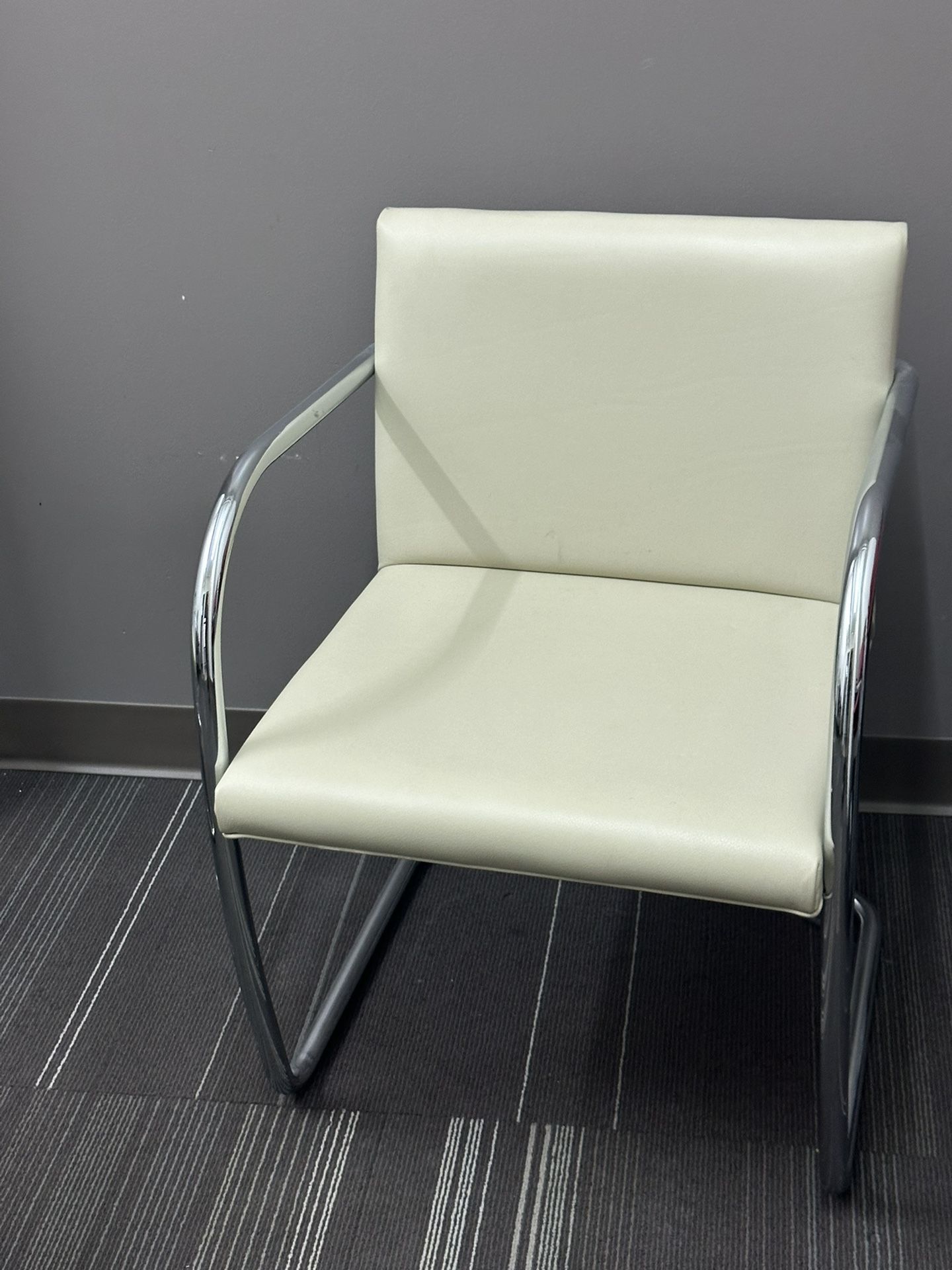 2 Mid-Century American White Leather and Chrome Armchairs - photo 4