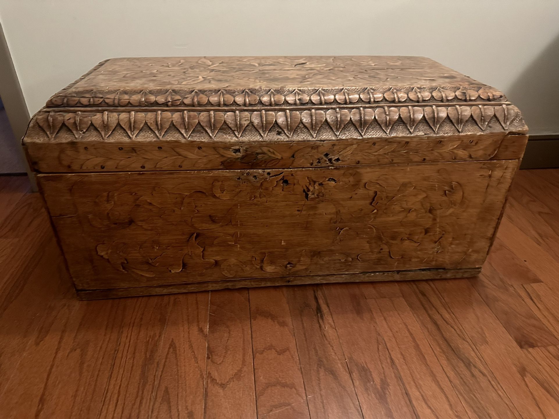 ANTIQUE WOOD BOX