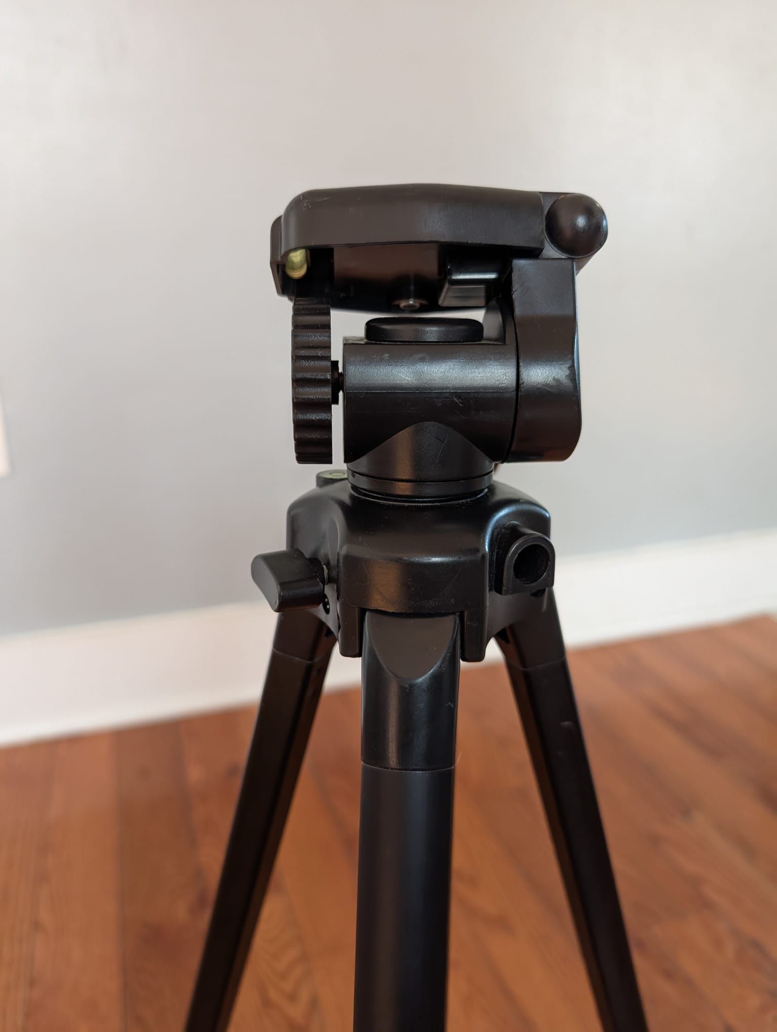 XT72TRB Tripod 72 Inches High