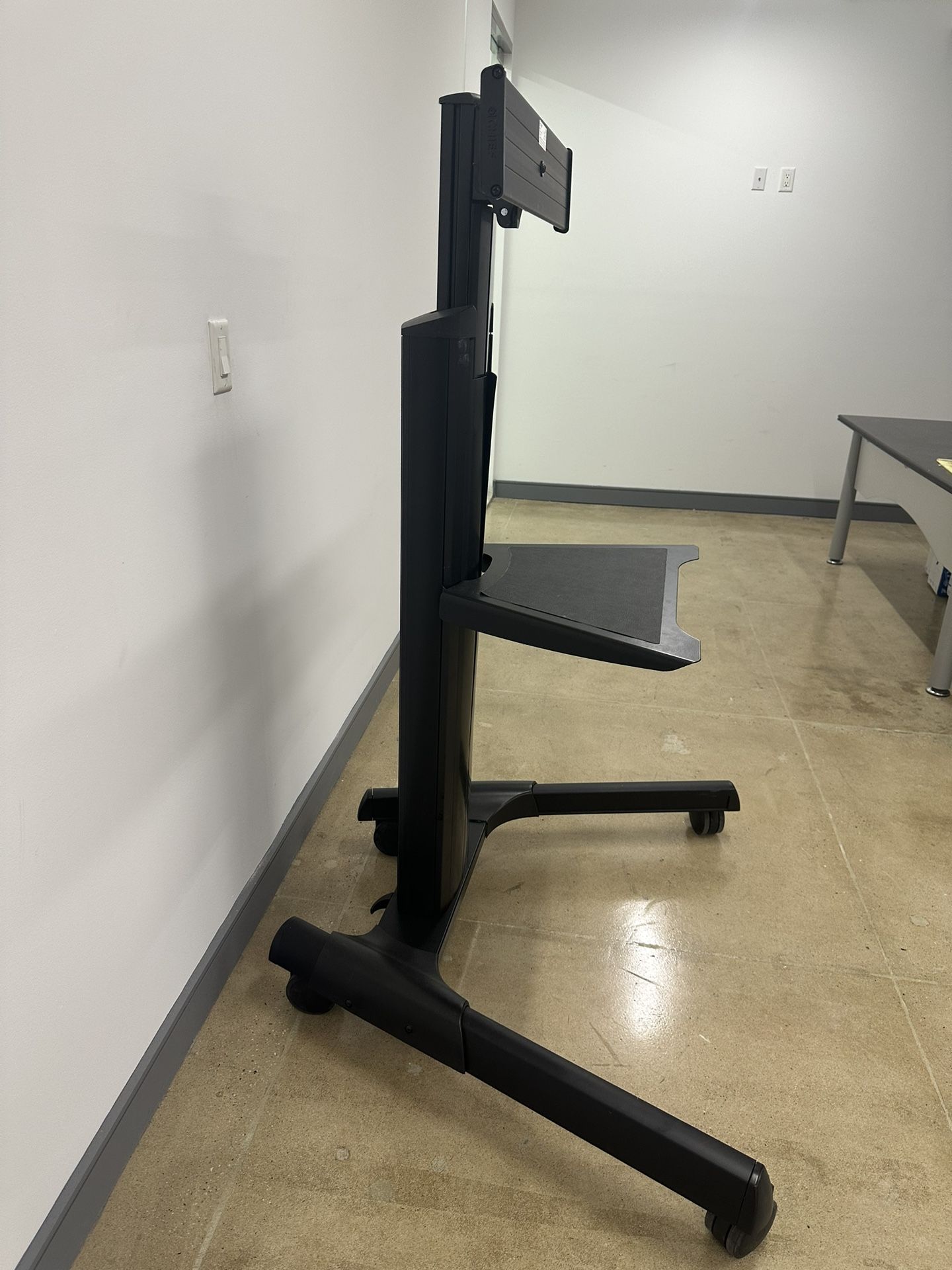 Chief LPAU Series Large Fusion Manual Height Adjustable AV Cart - photo 4