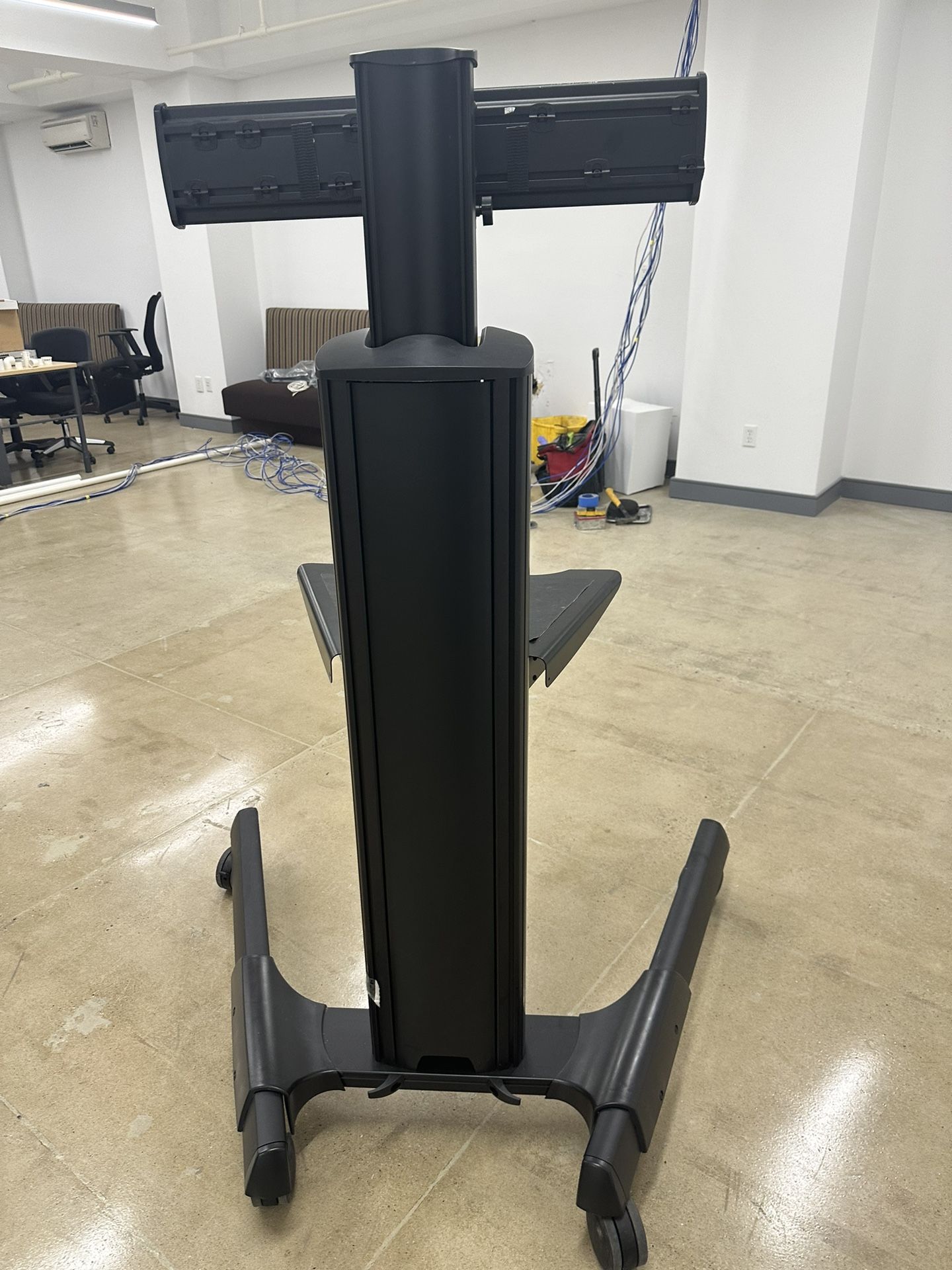 Chief LPAU Series Large Fusion Manual Height Adjustable AV Cart - photo 5