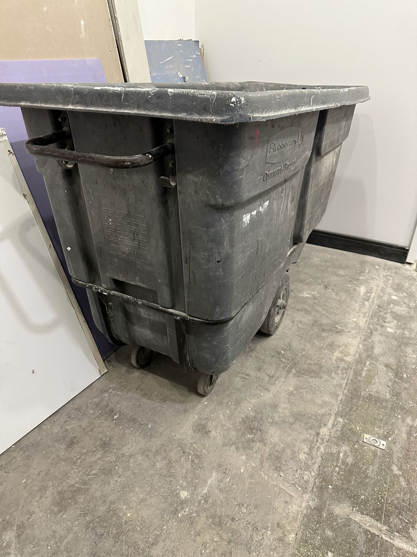 Rubbermaid FG131600BLA 1 cu yd Trash Cart w/ 2100 lb Capacity, B - photo 4