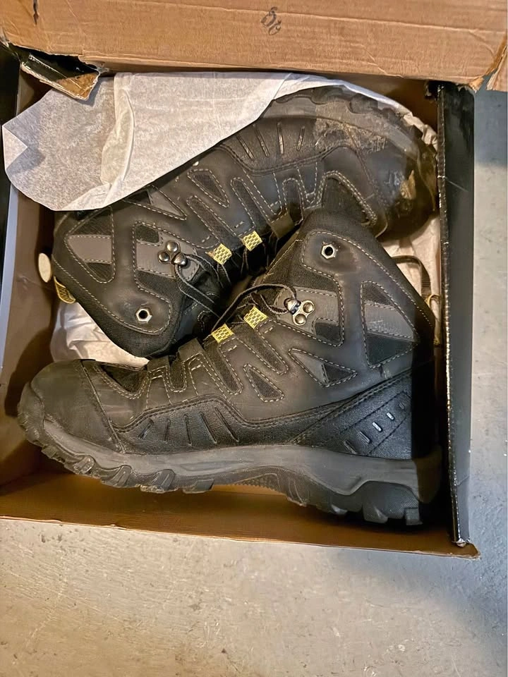 Men’s Steel Toe Safety Boots Size 9 – CSA Approved – Like New