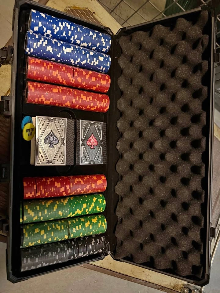 Poker Chip Set w Case + Cards