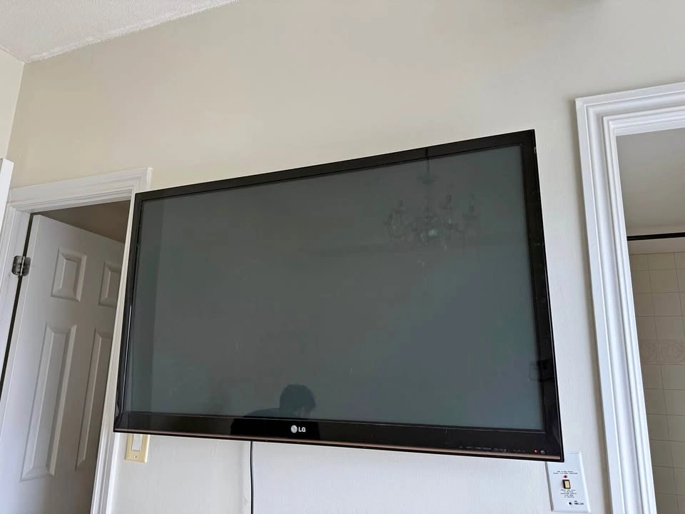 LG Large Flat Screen TV – Great Condition (NOT Smart)