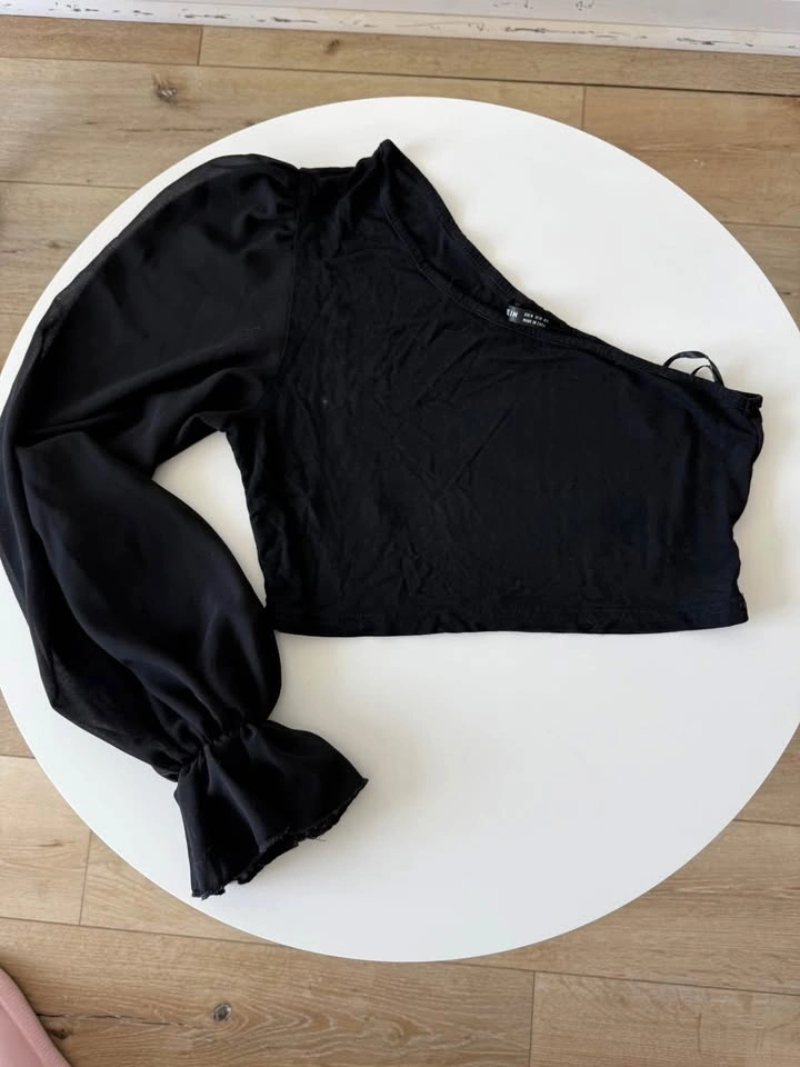 Trendy Women’s Clothing – Tops & Dresses (New & Like New!)