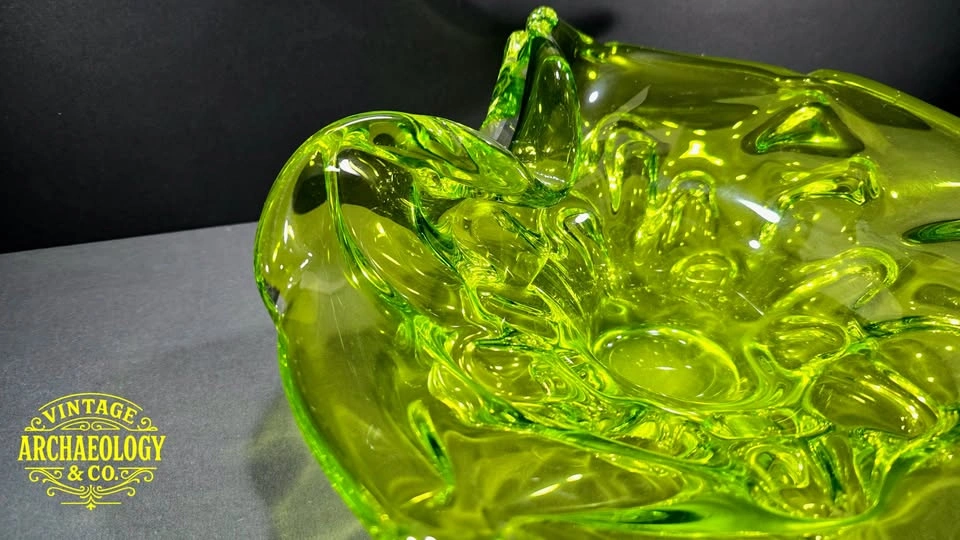 GREEN GLASS BOWL WITH RUFFLED EDGE - photo 2