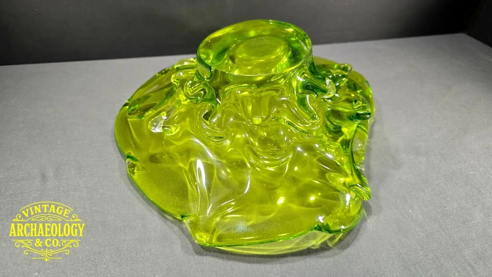 GREEN GLASS BOWL WITH RUFFLED EDGE - photo 3