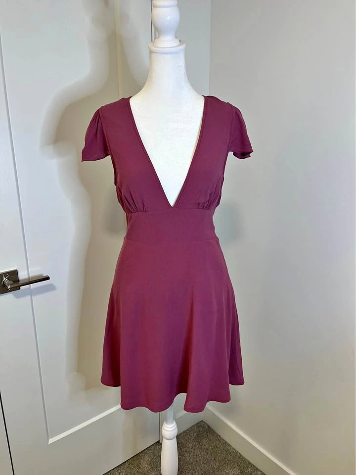 ARITZIA SUNDAY BEST Plum V-Neck Short Sleeve Dress