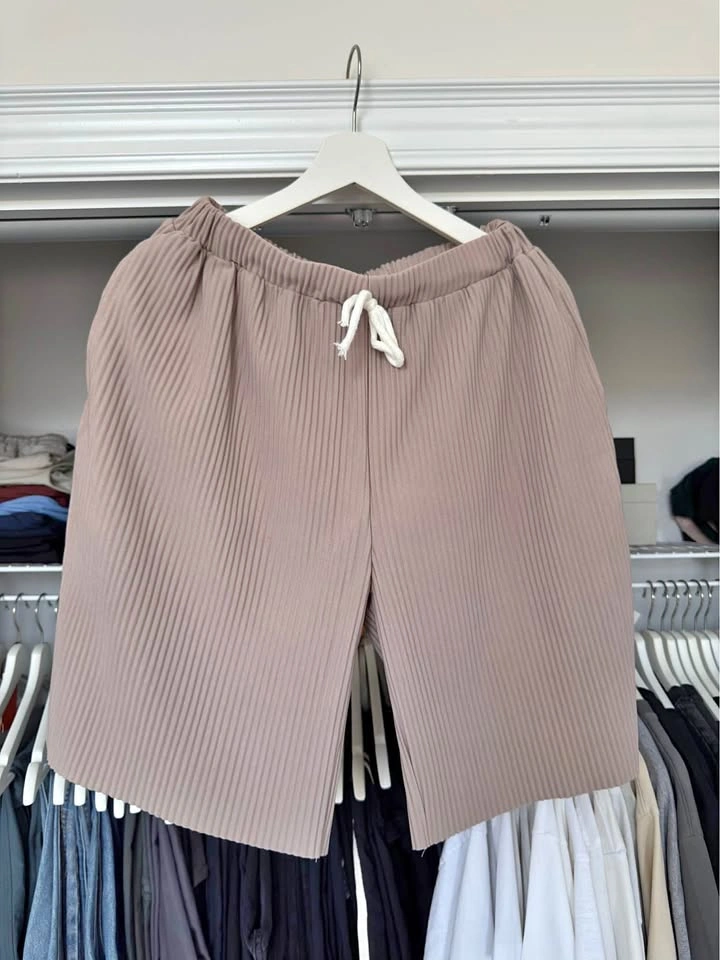 Minimalist Pleated Taupe Shorts – Streetwear Ready