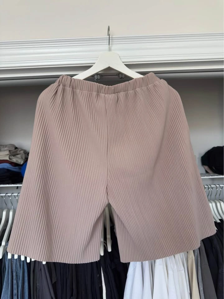 Minimalist Pleated Taupe Shorts – Streetwear Ready - photo 2