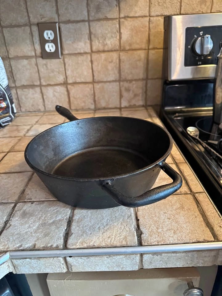 Cast Iron Skillet / Poêle en fonte
