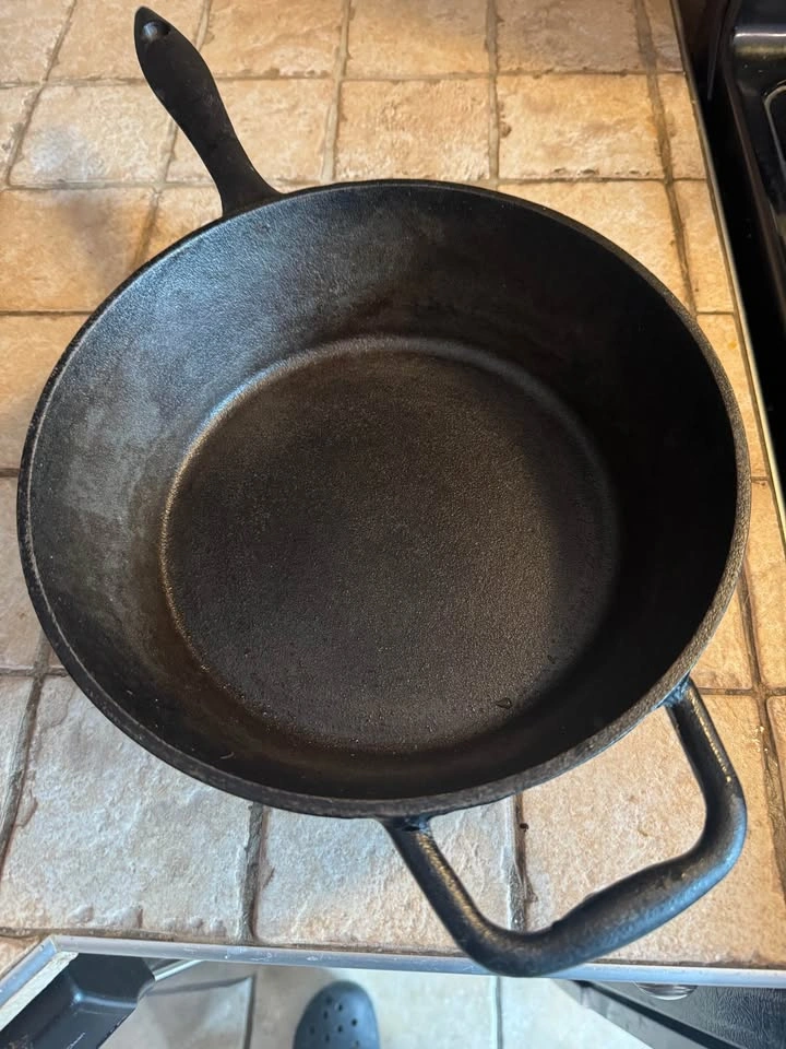 Cast Iron Skillet / Poêle en fonte - photo 2