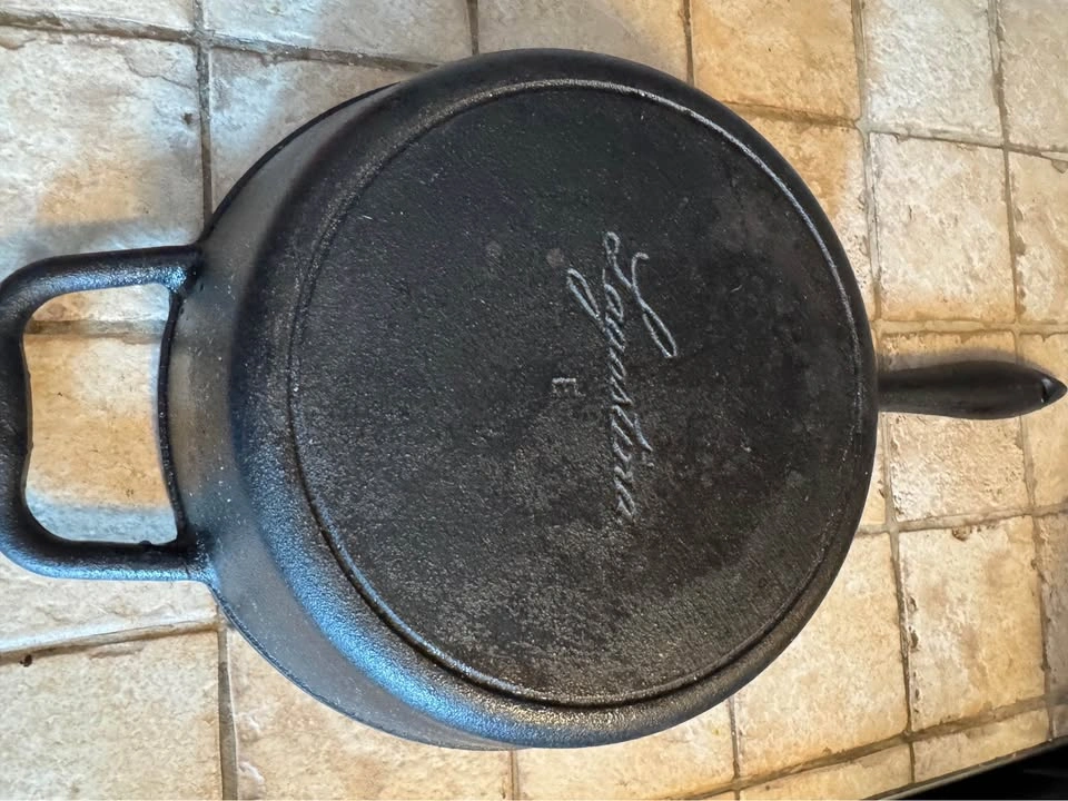 Cast Iron Skillet / Poêle en fonte - photo 3