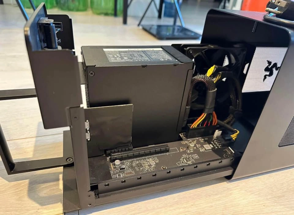 Razer Core X Chroma eGPU Enclosure - Thunderbolt 3, 700W PSU - photo 4