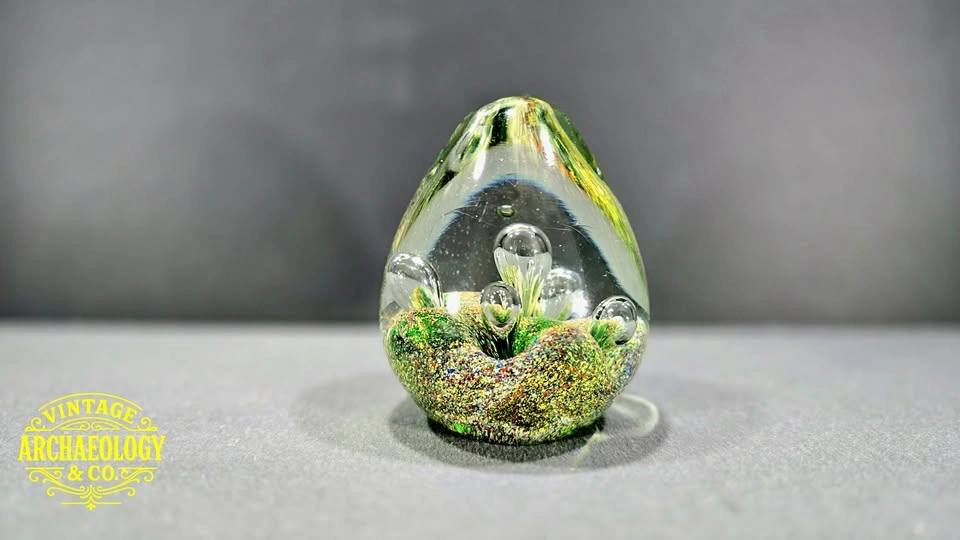 ART GLASS PAPERWEIGHT WITH CONTROLLED BUBBLES