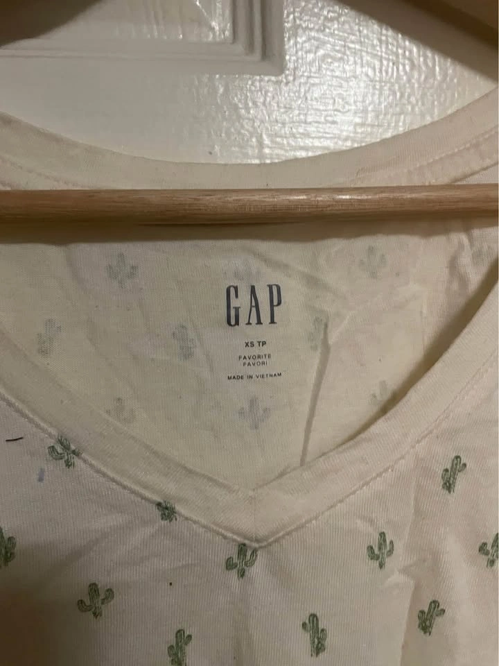 GAP White Cactus Print V-Neck Tee XS Petite - photo 3