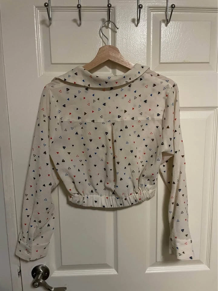 Timing Cropped Knotted Front Blouse M Triangle Print - photo 3