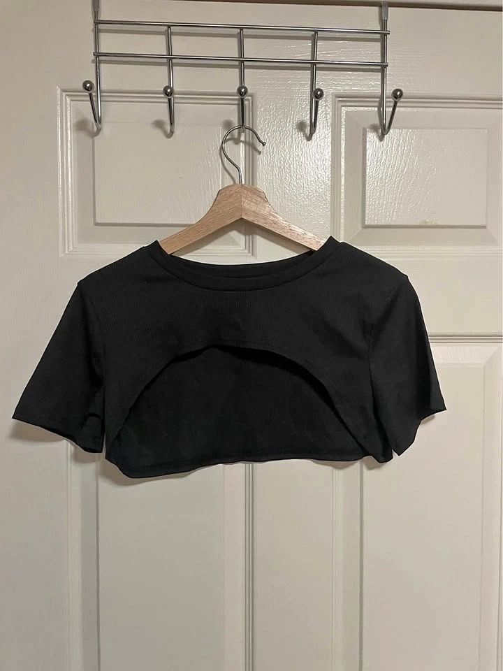 Black Ribbed Short Sleeve Crop Top with Cut Out size S