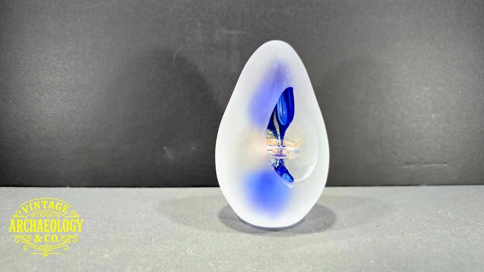 ART GLASS PAPERWEIGHT CONTROLLED BUBBLES IN BLUE AND GOLD FLECKS - photo 4