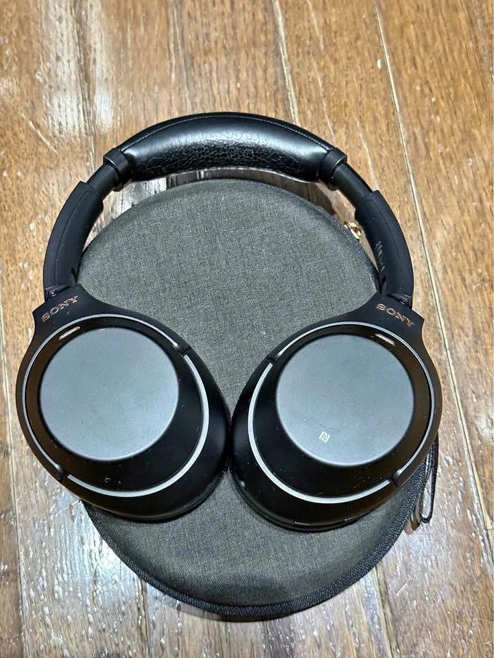 Sony WH-1000XM3 Noise Cancelling Headphones w Case, Cables
