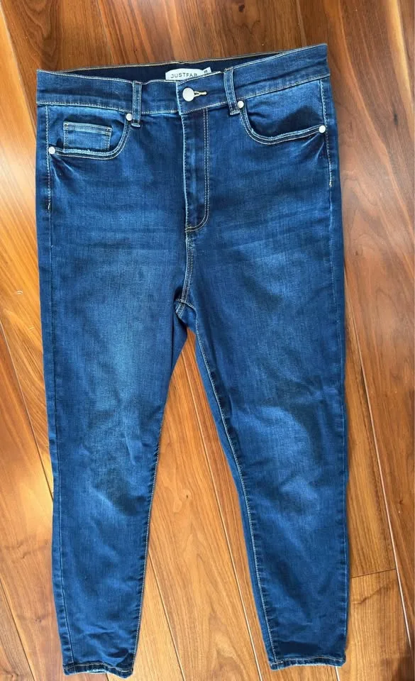 Like NEW Women’s Jeans image indicator(2)