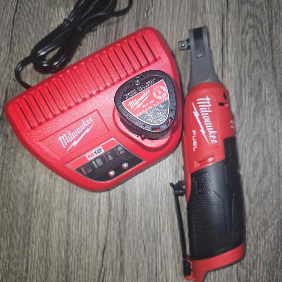Milwaukee M12 FUEL Ratchet Kit with Battery and Charger - photo 3