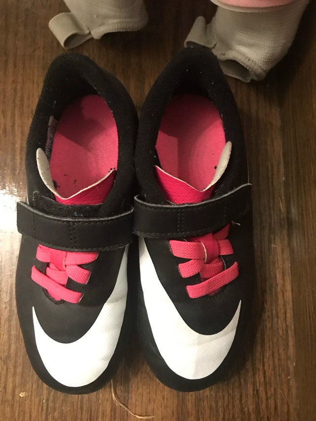 Nike Cleats and Shin Guards Size 10.5 - photo 2
