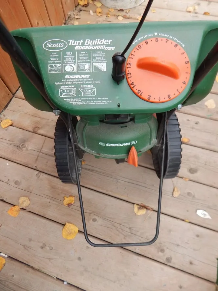Scotts Turf Builder Fertilizer Spreader - photo 2