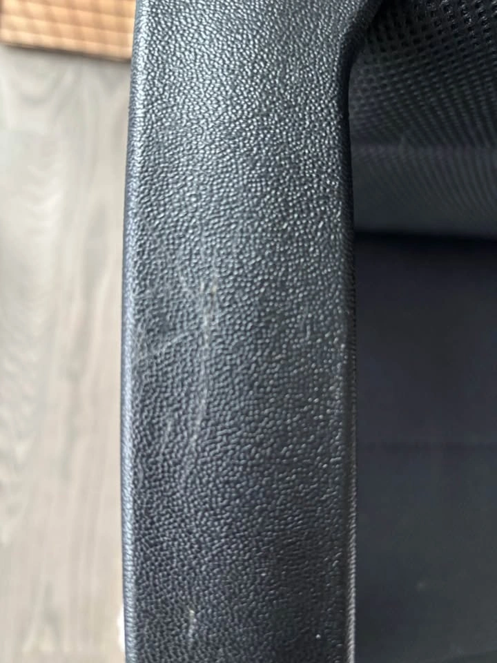 Black office chair with wheels - photo 2