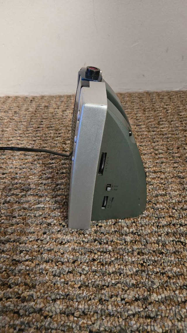 AM/FM Projection Clock Radio - photo 4
