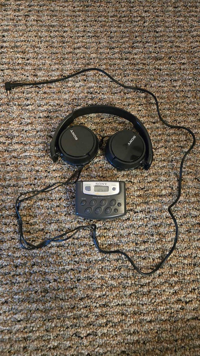 SONY FM/AM WALKMAN SRF-M37 DC - photo 2