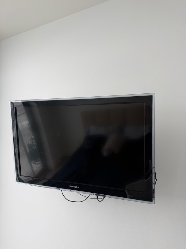 Samsung 40" Smart TV with Roku and Wall Mount - photo 2