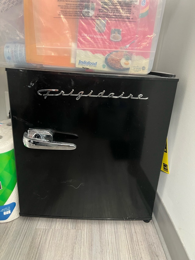 Frigidaire Mini Fridge 1.6 Cu. Ft//Mini frigo Frigidaire
