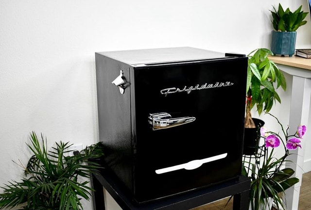 Frigidaire Mini Fridge 1.6 Cu. Ft//Mini frigo Frigidaire - photo 2