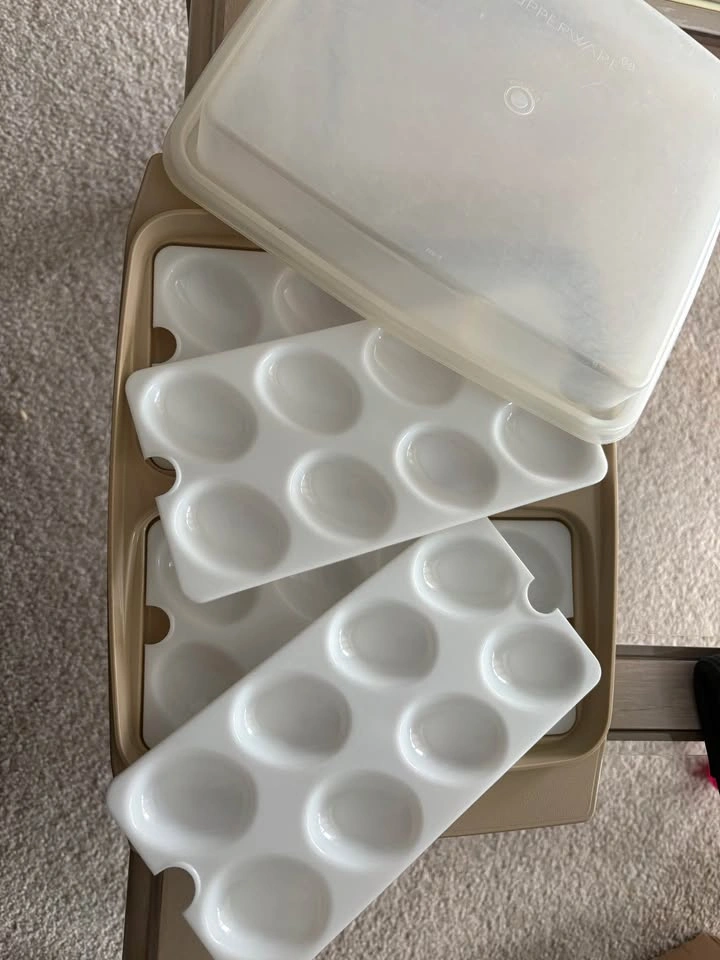 Vintage Tupperware Egg Holder - photo 4