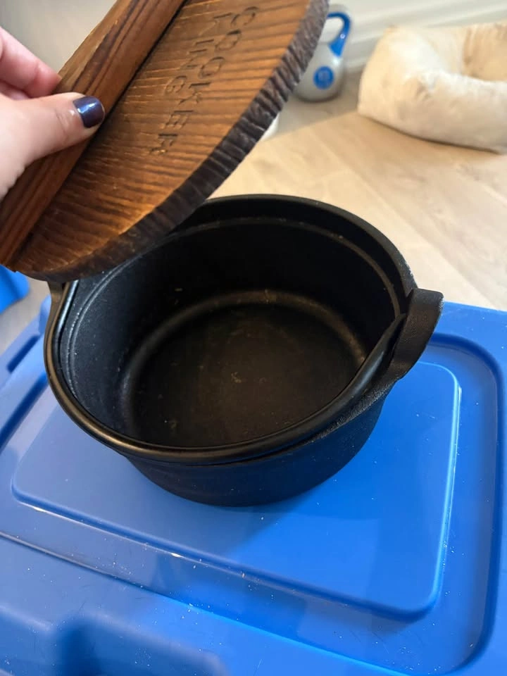 COOKER KING Cast Iron Pot w/ Wood Lid - photo 2