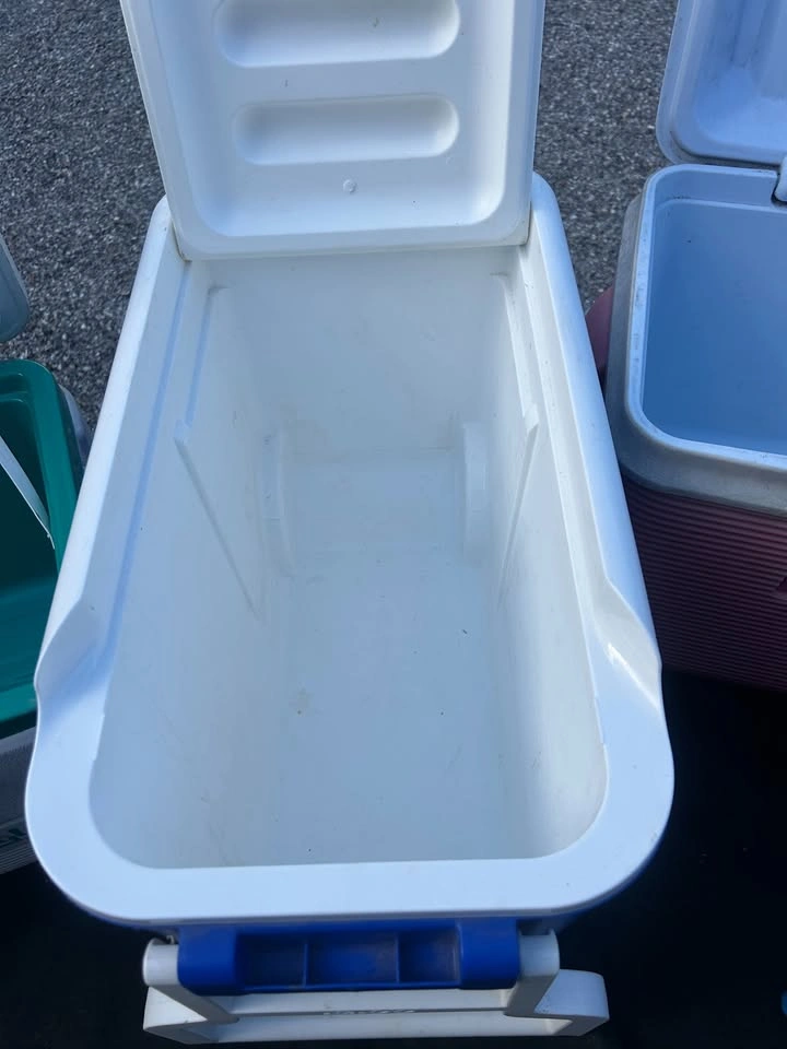 5-Piece Cooler Lot - Igloo & Rubbermaid - photo 3