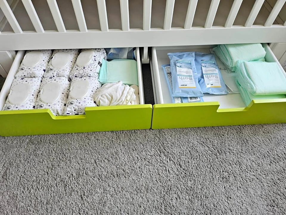 Baby crib with 2 drawers & mattress included