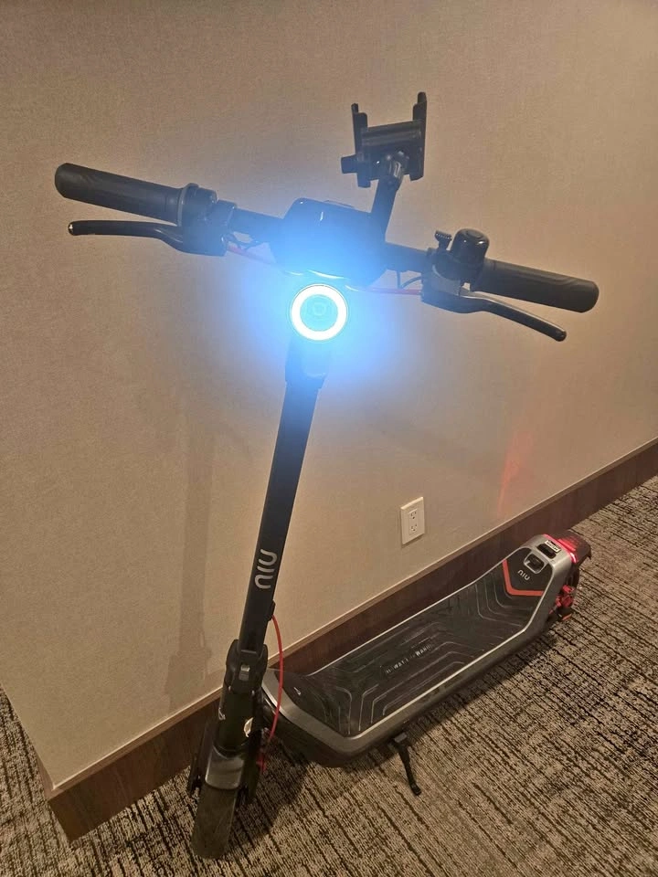 MOVING OUT SALE !! NIU KQi3 MAX Electric Scooter with Phone Moun