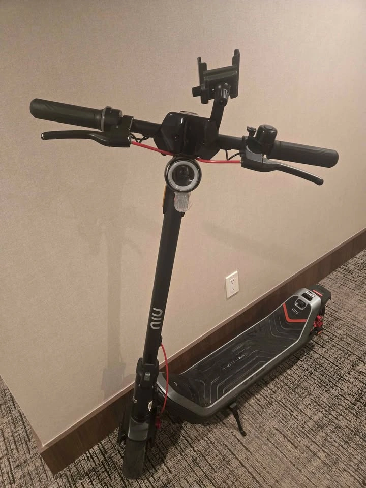 MOVING OUT SALE !! NIU KQi3 MAX Electric Scooter with Phone Moun - photo 2
