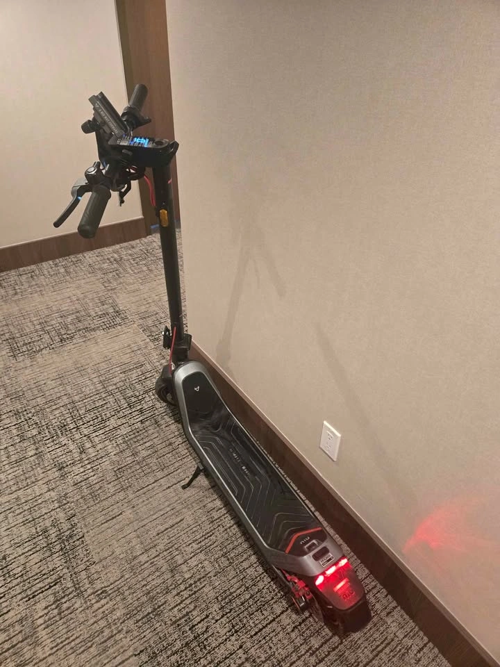 MOVING OUT SALE !! NIU KQi3 MAX Electric Scooter with Phone Moun - photo 3