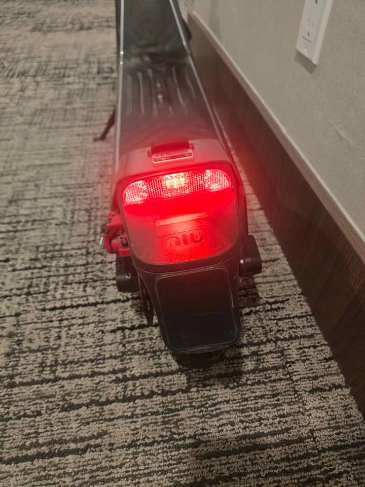 MOVING OUT SALE !! NIU KQi3 MAX Electric Scooter with Phone Moun - photo 5