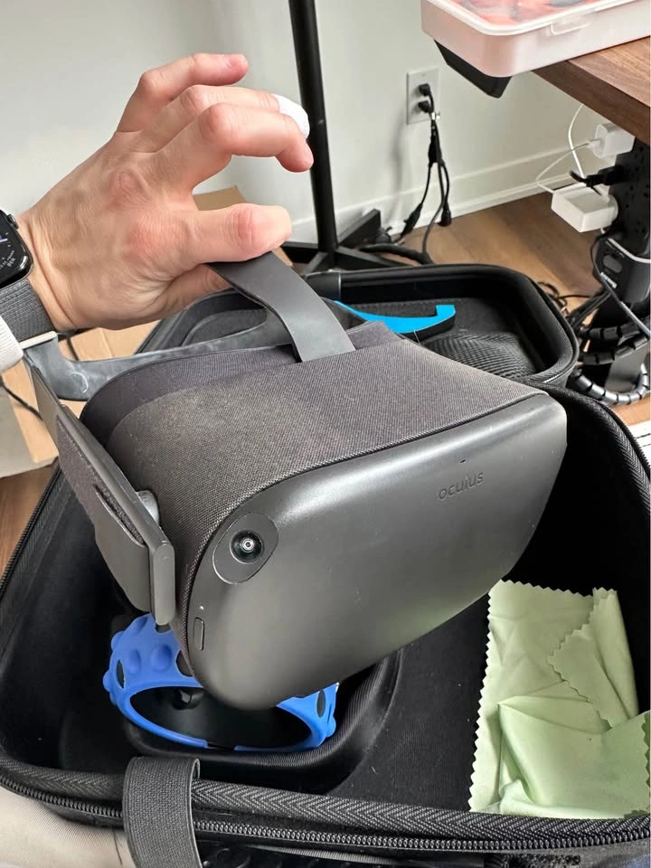 Oculus Quest 1 VR Headset - photo 2