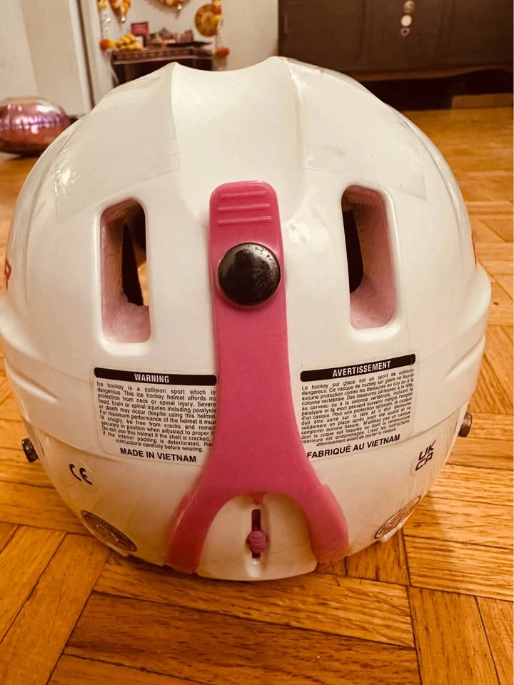 Kids Hockey Helmet - Like New | CSA Approved | Adjustable - photo 2