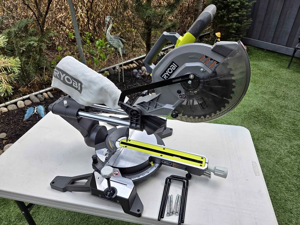 RYOBI 15-Amp 10-inch Corded Sliding Mitre Saw with Laser