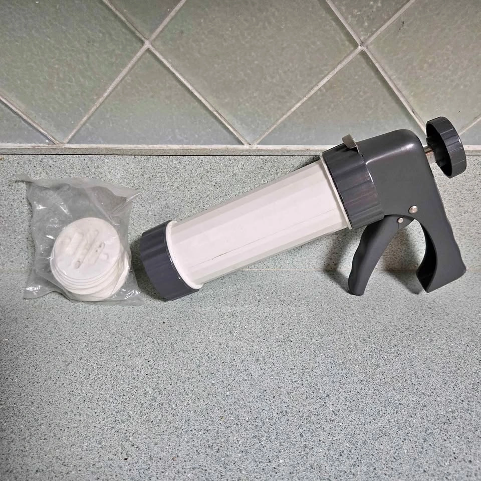 Unused, Wilton Spritz Cookie Press w/12 cookie design disc.